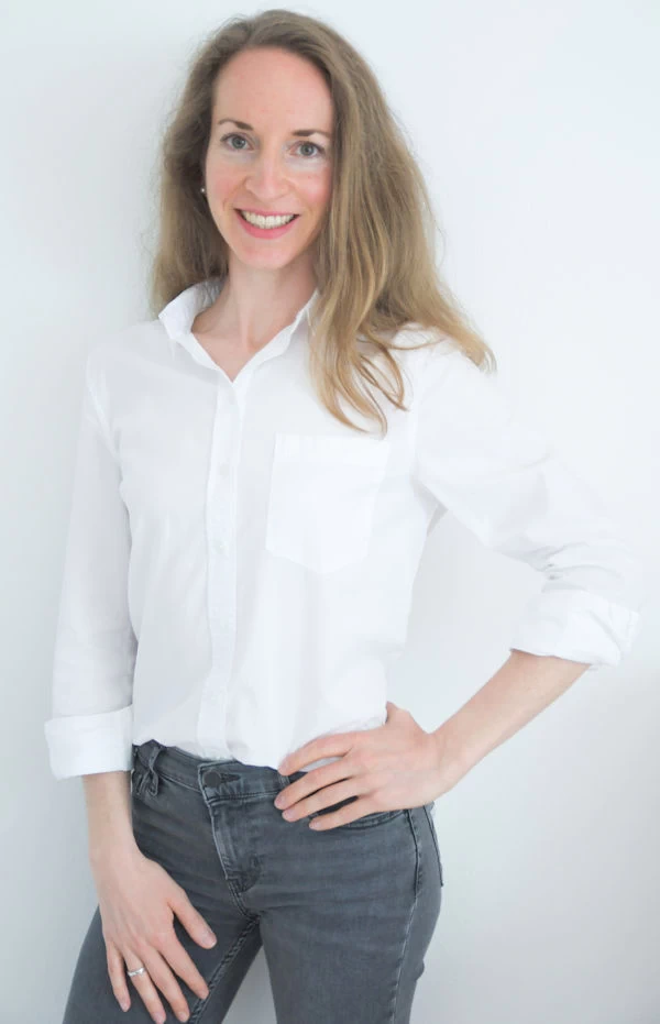 Louisa Roßner, standing, medium-length dark blonde hair, white blouse, black jeans